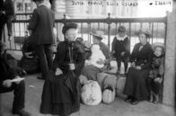 Der amerikanische Traum – Auf Ellis Island wurden die Einwanderer strengen Gesundheitskontrollen unterzogen. Kranken und armen Menschen drohte das Einreiseverbot.