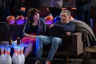 Superior Donuts – Um Franco aus der Patsche zu helfen, willigt Randy (Katey Sagal, l.) ein, mit Arthur (Judd Hirsch, r.) an dessen freien Tag etwas Schönes zu unternehmen. Aber ist Bowling wirklich das Richtige?; Um Franco aus der Patsche zu helfen, willigt Randy (Katey Sagal, l.) ein, mit Arthur (Judd Hirsch, r.) an dessen freien Tag etwas Schönes zu unternehmen. Aber ist Bowling wirklich das Richtige?
