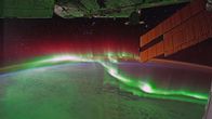 Spacetime – An den Polen der Erde entstehen bunte Lichtphänomene, sogenannte Polarlichter, durch den Sonnenwind.
