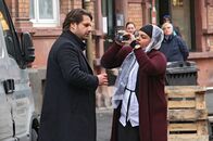 Dimitrios Schulze – Mit Hilfe seiner Assistentin Aishe (Sara Fazilat) dokumentiert Dimi (Adam Bousdoukos) seine Aktivitäten fürs Netz.