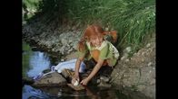 Astrid Lindgren:: Pippi Langstrumpf – Pippi (Inger Nilsson) lässt den beiden Gaunern Donner-Karlsson und Bloom mit Rindenschiffchen etwas von ihren Wurstbroten zukommen.