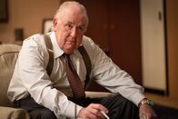 Bombshell - Das Ende des Schweigens – Roger Ailes (John Lithgow) hat Fox News mit einer populistischen Ausrichtung zwar groß und erfolgreich gemacht, dabei in seiner Machtfülle aber auch die Maßstäbe des Anstands und der Moral aus dem Blick verloren.