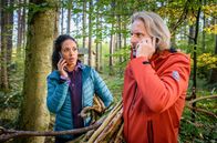 Sturm der Liebe – Michael (Erich Altenkopf, r.) und Nicole (Dionne Wudu, l.) erfahren unwohl von dem geflohenen Häftling.