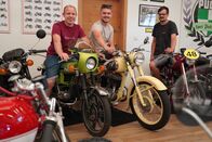 Heimatleuchten – Die Oldtimer-Motorradsammler Christian Galli, Manuel Schuster und Raphael Neumann posieren für ein Foto mit Exponaten ihrer Sammlung