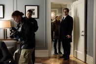 Bull – Bull (Michael Weatherly, r.) wird zur Wohnung eines wichtigen Zeugen im Fall Withrow gerufen - dieser hatte gegen den Bauunternehmer ausgesagt, dass er als Projektleiter Withrow mehrmals auf Mängel in der Konstruktion hingewiesen habe ...