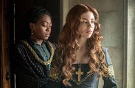 The Spanish Princess – Lina de Cardonnes (Stephanie Levi-John, l.); Katharina von Aragon (Charlotte Hope, r.)