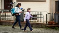 Tatort – Niemals unbeobachtet: Rani Ewers (Via Jikeli, links) holt ihre Tochter Mia (Pola Friedrichs, rechts) von der Schule ab.