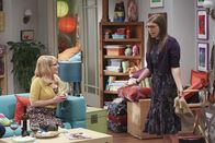 The Big Bang Theory – Penny und Bernadette (Melissa Rauch, l.) versuchen, Amy (Mayim Bialik, r.) etwas aufzuhübschen, da sie ein Date mit Dave hat, während Sheldon seine Freunde damit beauftragt, ihm eine neue Freundin zu suchen ...
