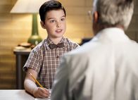 Young Sheldon – (v.li.) Iain Armitage (Sheldon Cooper), Wallace Langham (Dr. Edward Pilson).