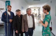 Rentnercops – Edwin Bremer (Tilo Prückner, 2.v.l.) und Günter Hoffmann (Wolfgang Winkler, 2.v.r.) haben im Krankenhaus den verletzten Callboy Christian Kellner (Sebastian Tessenow, l.) befragt und Celine (Karen Dahmen, r.) kennengelernt.
