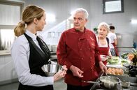 Sturm der Liebe – Hildegard (Antje Hagen, r.) und Rosalie (Natalie Alison, l.) begreifen, wie sehr André (Joachim Lätsch, M.) das geplatzte Treffen mit Bettina zusetzt (mit Komparsin).
