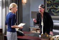 Mom – Christy (Anna Faris, l.); Veronica (Paget Brewster, r.)