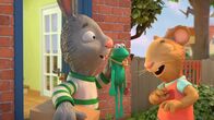 Pip und Posy – Posy schenkt ihrem kranken Freund Pip den leisen Dr. Froschi. Pip geht es tatsächlich schon gleich etwas besser vor Lachen.