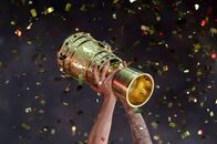 Fußball: DFB-Pokal pur – Ein Spieler hält den DFB-Pokal in die Höhe. Goldenes Konfetti fliegt durch die Luft. Fußball, DFB-Pokalfinale 2012/2013, FC Bayern München - VfB Stuttgart. Berlin, GER, 01.06.2013, Finale Fussball-DFB-Pokal 2012-2013