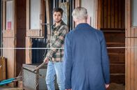 Sturm der Liebe – Henry (Elias Reichert, hinten, mit Martin Müller, vorne) hofft trotz allem, dass Sophias Plan scheitern wird.