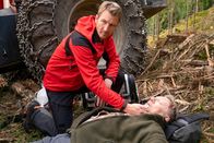 Der Bergdoktor – Bei Waldarbeiten wird Ernst Müller (Hans Brückner, r.) schwer verletzt. Kommt Hans Gruber (Heiko Ruprecht, l.) und sein Team noch rechtzeitig?