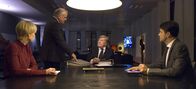 Dead Man Working – v.l.n.r. Frau Sonnebach (Jenny Schily), Raimund Falthauser (Bernhard Schütz) Wilfried von Bensen (Manfred Zapatka), Pressesprecher Gerold Thattinger (Michael Rothschopf).