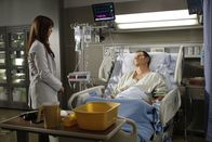Dr. House – Hepatitis C ist ein Todesurteil. Um weitere Fälle zu vermeiden muss Wahlkampfmanager Joe (Jack Coleman, r.) der Medizinstudentin Masters (Amber Tamblyn, l.) sagen, wo er sich angesteckt hat ...