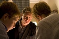 Die Queen – Charles (Alex Jennings, m.) muss den Söhnen William (Jake Taylor Shantos, r.) und Harry (Dash Barber) die traurige Nachricht vom Tod ihrer Mutter Diana überbringen.