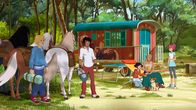 Lenas Ranch – (v.l.:) Nico, Angelo, Lena, Clown Pakito und Anna. Pakito wird versorgt, weil er stürzte, als sein Pferd Söckchen gestohlen wurde.