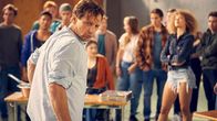 Der Lehrer – Der Streit zwischen Marie (Merle Peters, im Rollstuhl) und Tamika (Taynara Wolf, r.) artet ein wenig aus. Stefan (Hendrik Duryn,l.) und der G-Kurs gehen lieber in Deckung. +++ Die Verwendung des sendungsbezogenen Materials ist nur mit dem Hinweis und Verlinkung auf TVNOW gestattet. +++