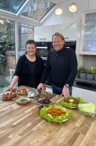 Der Vorkoster – Kochbuchautorin Ayșe Tunçöz (l) zeigt Björn Freitag, wie Köfte, also türkische Frikadellen mit und ohne Fleisch zubereitet werden.