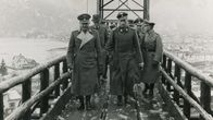 ZDF-History – SS-General Hans Kammler (M.) auf dem Weg in eine rüstungstechnische Anlage bei Ebensee (1944).