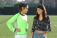 The Mick – Alexis (Sophia Ali, l.) verdreht Sabrina (Sofia Black-D'Elia, r.) ganz schön den Kopf ...