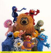 Sesamstraße – Gruppenfoto der Sesamstrassen-Puppen unten von links: KrYmelmonster, Finchen, Buh, Ernie, Bert, Feli Felu. Oben von links: Tiffy, Grobi Samson, Elma, Rumpel mit seinem Freund Gustav.