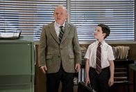 Young Sheldon – Sheldon (Iain Armitage, r.) darf an einem College Kurs bei Dr. John Sturgis (Wallace Shawn, l.) teilnehmen, als ihm der Unterricht an seiner Schule zu langweilig wird ...