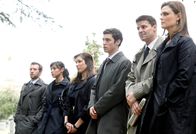 Bones - Die Knochenjägerin – Ein Mitarbeiter des Jeffersonian ist plötzlich an Herzversagen gestorben. (v.l.) Hodgins (T.J. Thyne), Camille (Tamara Taylor), Angela (Michaela Conlin), Sweets (John Francis Daley), Booth (David Boreanaz) und Brennan (Emily Deschanel) finden sich auf dem Familienwohnsitz ein, um Hank die letzte Ehre zu erweisen. Die Verwendung des sendungsbezogenen Materials ist nur mit dem Hinweis und Verlinkung auf TVNOW gestattet.; Ein Mitarbeiter des Jeffersonian ist plötzlich an Herzversagen gestorben. (v.l.) Hodgins (T.J. Thyne), Camille (Tamara Taylor), Angela (Michaela Conlin), Sweets (John Francis Daley), Booth (David Boreanaz) und Brennan (Emily Deschanel) finden sich auf dem Familienwohnsitz ein, um Hank die letzte Ehre zu erweisen. Die Verwendung des sendungsbezogenen Materials ist nur mit dem Hinweis und Verlinkung auf TVNOW gestattet.