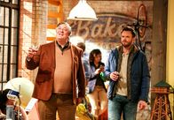 The Great Indoors – Roland (Stephen Fry, l.); Jack Gordon (Joel McHale, r.)