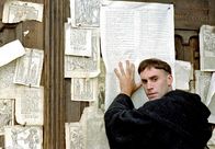 Luther – Luther (Joseph Fiennes) schlägt seine berühmten 95 Reform-Thesen an das Portal der Kirche.