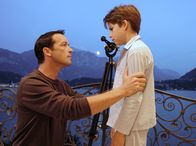 La Dolce Rita – ARD LA DOLCE RITA, Deutschland 2005, Regie Axel de Roche Uhr im Ersten. Seminarleiter Enrico (Michael Roll) ist sehr streng zu seinem Sohn Carlo (Patrick Kostya).