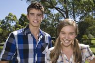 Emm@s Ch@troom – Zu Hause in Australien trifft Ally (Marny Kennedy) einen unerwarteten Gast (Luke Erceg).
