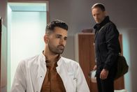 In aller Freundschaft – Dr. Ilay Demir (Tan Caglar, li.) fällt es sehr schwer, Dr. Kai Hoffmann (Julian Weigend, re.) im Unklaren zu lassen. Und auch Kai merkt, dass irgendetwas nicht stimmt.
