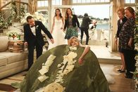 Two and a Half Men – v.r.) und Berta (Conchata Ferrell, r.) einen Tisch mit sich zu Boden ...