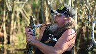 Die Pythonjäger - Einsatz in den Everglades – Dusty Crum packt die Schlange am Hals, mittlere Einstellung
