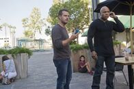 Navy CIS: L.A. – Obwohl sie einen freien Tag haben, werden Callen (Chris O'Donnell, l.) und Sam (LL Cool J, r.) gezwungen zu arbeiten, als sie einen Anruf erhalten haben, dessen Absender das Leben Unschuldiger bedroht ...