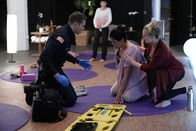 9-1-1 Notruf L.A. – Buck (Oliver Stark, l.) glaubt daran, dass in einer Vollmondnacht seltsame Dinge geschehen und Menschen ungewöhnliche Sachen tun. Wird er damit Recht behalten?