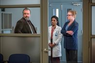 New Amsterdam – (v.li.) Tyler Labine (Dr. Iggy Frome), Freema Agyeman (Dr. Helen Sharpe), Johanna Day (Ms. Tiara Dobbs).