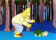 Die Simpsons – Grandpa versucht die Schildkröte zu erwischen, die ihm sein Gebiss geklaut hat.