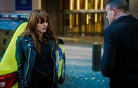 Elementary – Gibt alles, um Kittys (Ophelia Lovibond, l.) Entführer zu finden: Holmes (Jonny Lee Miller, r.) ...