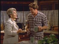 Diagnose: Mord – Die berühmte Pianistin und Sängerin Danielle (Helen Reddy, l.) ist zu Besuch bei ihrem alten Freund Mark und dessen Sohn Steve (Barry Van Dyke, r.).