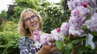 Garten und lecker – Zum Auftakt der neuen Staffel "Garten und lecker" lädt „Staudenqueen“ Hildegard Rave aus Velen Ramsdorf in ihren Garten. Mitten in einem Wohngebiet hat die gelernte Einzelhandelskauffrau auf 1.000 Quadratmetern ihren Gartentraum geschaffen. Überall blühen Stauden – mehr als 100 verschiedene Sorten.