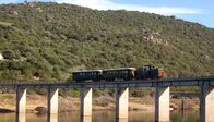 Eisenbahn-Romantik – Trenino verde auf seiner Fahrt entlang des Lago del Liscia in der Gallura.