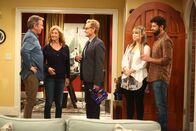 Last Man Standing – (v.li.) Tim Allen (Mike Baxter), Nancy Travis (Vanessa Baxter), Jere Burns (Victor Vogelson), Amanda Fuller (Kristin Baxter), Jordan Masterson (Ryan Vogelson).