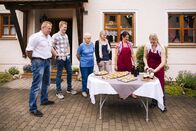 Landfrauenküche – Manja Rohms Familie wartet auf die Gäste. Von links: Manjas Vater Dieter, Bruder Tobias, Oma Anna, Schwester Melanie, Mutter Margit und Gastgeberin Manja.