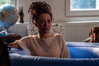 The Club – Ellen (Jade Olieberg) ist frustriert darüber, dass ihre Partnerin Zwo ihre Idee einer Wassergeburt nicht begeistert aufnimmt.