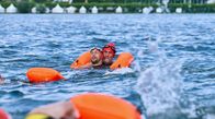 WaPo Bodensee – Paul Schott (Tim Wilde, r.) bringt Max Behringer (Jan Ruff, l.), der beim Freiwasser-Schwimmen kollabierte, zum Rettungsboot.